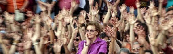 Multitud de persones aixecant les mans, símbol de la participació que inspira el blog de Neòpolis